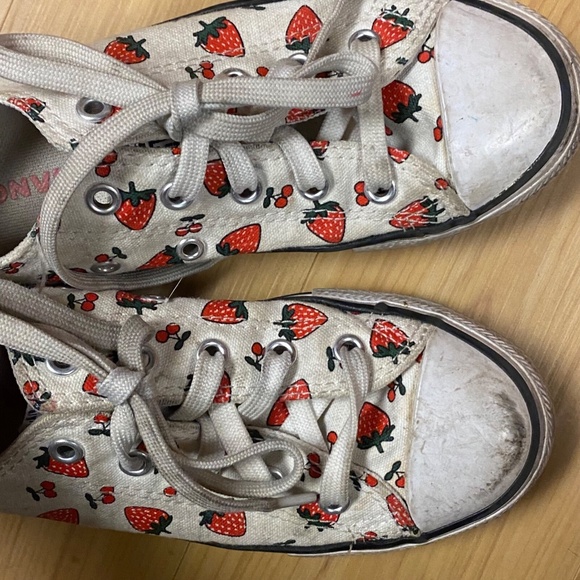 Girls Kids Sz 13 Converse Chuck Taylor All Star Low Strawberry Print Sneakers - Picture 3 of 10